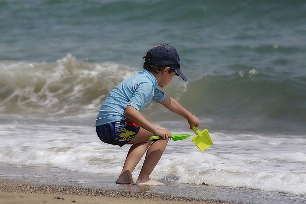 Junge am Strand