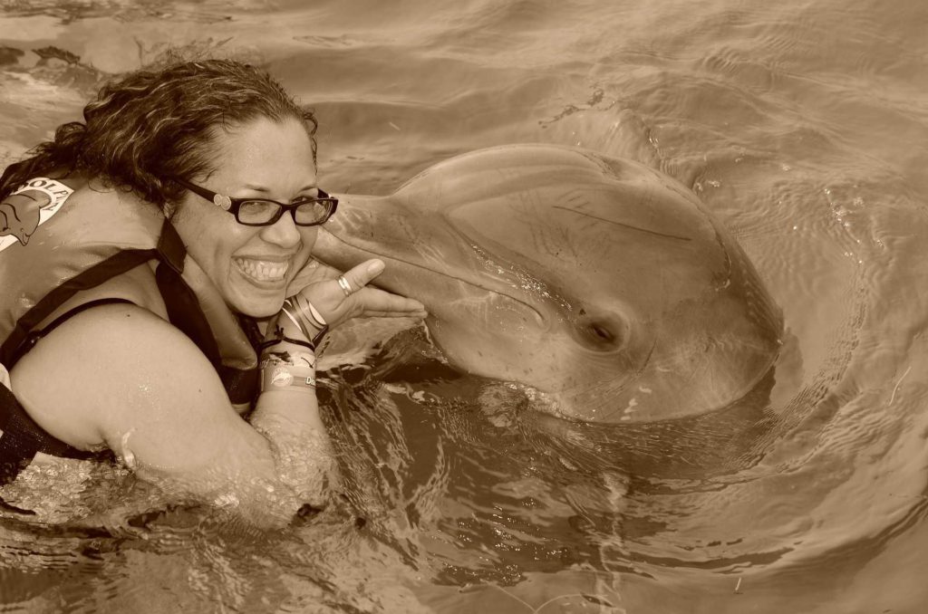 Frau mit Delfin